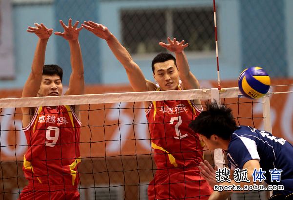 图文:男排总决赛i北京2-3八一 仲为君徐静涛拦网-搜狐体育