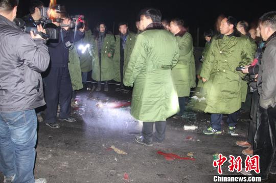 民间救援组织和附近村民参与义昌大桥爆炸救援