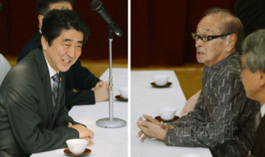 1月2日，日本首相安倍晋三（左）在冲绳县那霸市内的酒店与该县知事仲井真弘多举行了会谈，就普天间机场县内搬迁问题谋求理解。