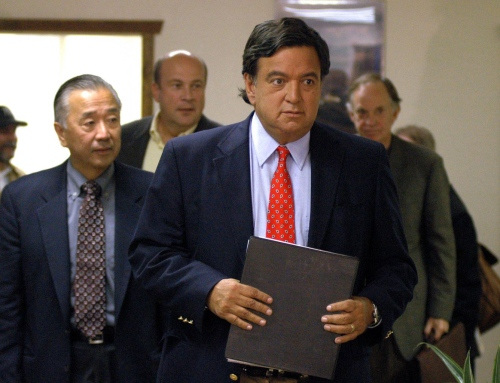 2005年10月15日，南宫（左）与时任新墨西哥州州长的理查森离开美国前往朝鲜时举行新闻发布会。