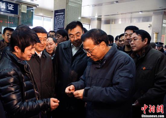 李克强看望返乡农民工：我当过农民，懂你们的辛苦