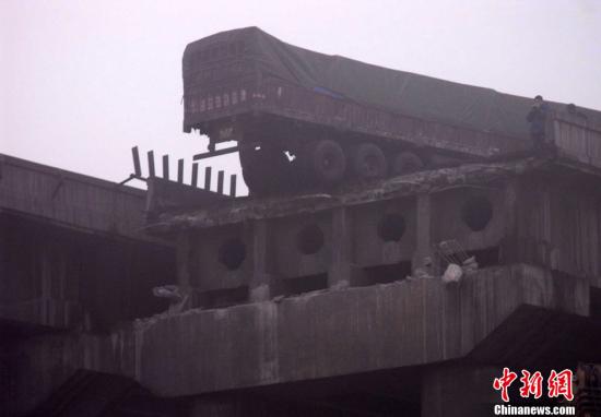 2月1日上午9点，连霍高速渑池段服务区附近一辆载满烟花爆竹的货车发生爆炸，引起桥面断裂。坍塌桥梁长度约80米。段春林 摄