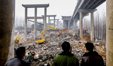 2013年2月3日，连霍高速义昌大桥爆炸现场，原来挤压在一起的车辆和桥梁基本被清除干净。除了最后几根墩柱，车辆残骸和货物已经被运走。