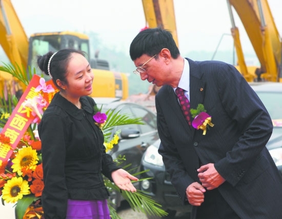 國內新聞 重慶力帆集團董事長尹明善之女,出生於1987年8月.