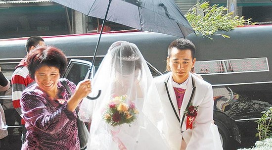 台南柳营的葬仪社业者办婚事，用加长型的殡葬礼车迎娶，引来路人注目。来源 台湾《苹果日报》