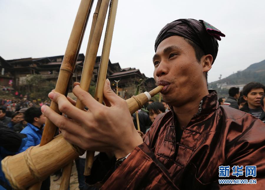 2月12日,參賽蘆笙隊在廣西融水苗族自治縣大年鄉蘆笙比賽現場比賽.