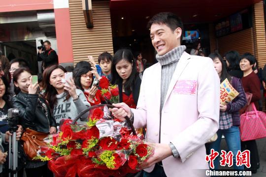 香港艺人情人节街头送玫瑰