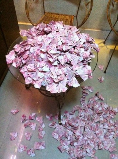 网友用人民币折520颗“爱心”送妻子 图