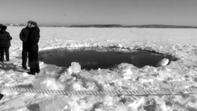 这张俄罗斯车里雅宾斯克警方2月15日发布的照片显示了当地一个疑似陨石坠落地点。