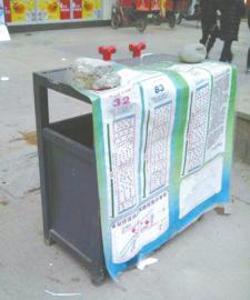 华西都市报讯（记者刘春梅）继扫帚代替公交站牌后，网友又发现另一公交站牌代替品垃圾桶。