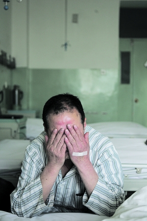 60岁的方渤在病床上学会了发微博,他是一名非典后遗症患者