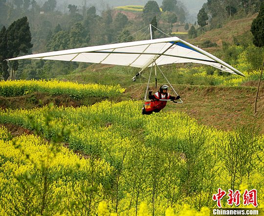 资料图为2010年3月12日正在飞越四川老峨山的衣瑞龙.