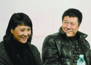 来自上海话剧艺术中心的吕凉(右)和田水向首都观众介绍此次来京展演的