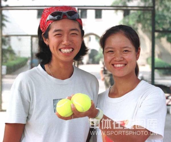 01-2000年与李婷搭档首度问鼎WTA巡回赛桂冠