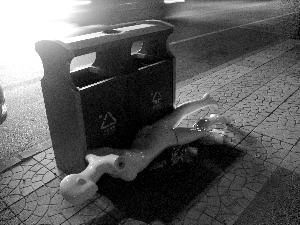 昨天晚上，在体育馆路，一个“人”倒在垃圾桶旁，路过的行人有的被吓一跳，仔细一看，原来是个塑料模特。