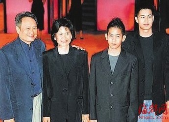 李安夫妇与儿子李涵(右一),李淳合照[保存到相册]李安,林惠嘉结婚照