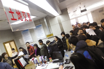 2月28日，北京市土地交易市场，各房地产企业代表准备竞拍房山、大兴、朝阳的13块土地。新京报记者 浦峰