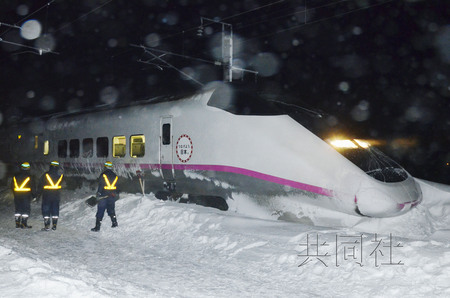 3月2日下午，秋田新干线列车“小町25号”在秋天县大仙市发生车头脱轨，乘客无人受伤。（共同社）