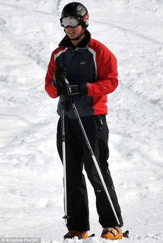 威廉王子在雪地里滑雪。