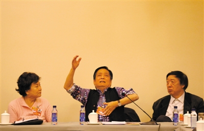 昨日，在政协第十二届一次会议文艺组小组讨论中，政协委员韩美林捂住腹部，模仿活熊被取胆时的痛苦表情，以呼吁重视动物保护。本版摄影 新京报记者 韩萌
