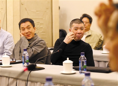 韩美林发言时，政协委员成龙（左）和冯小刚（右）听得投入。