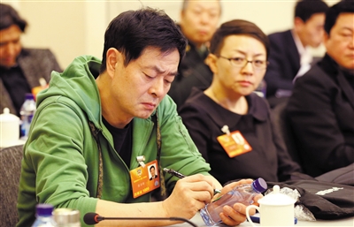 政协委员濮存昕低头沉思。
