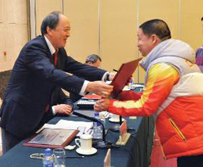 国家体育总局副局长肖天向张根学颁奖