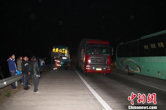广西梧州两车追尾45人被困 消防撬窗救人(图)