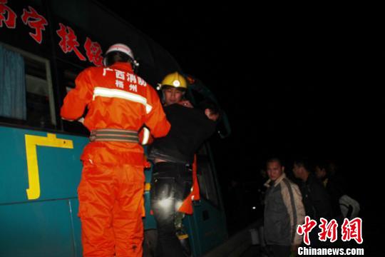 广西梧州两车追尾45人被困 消防撬窗救人(图)