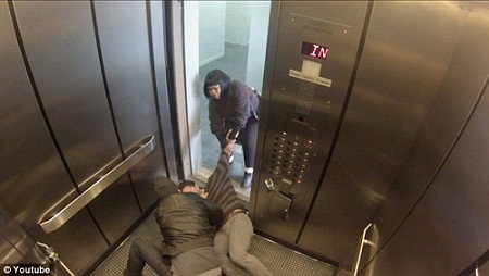 一名女子试图阻止“命案”发生，拼命把“被害人”往电梯外拽
