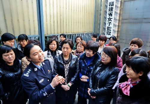 女幹部與監獄服刑人員面對面交談 3月5日,福建省女子監獄民警向