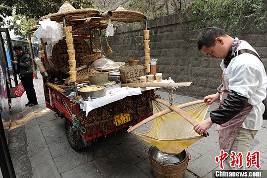 3月6日，一名顾客在创意自助早餐摊上挑选早餐。中新社发 陈超 摄