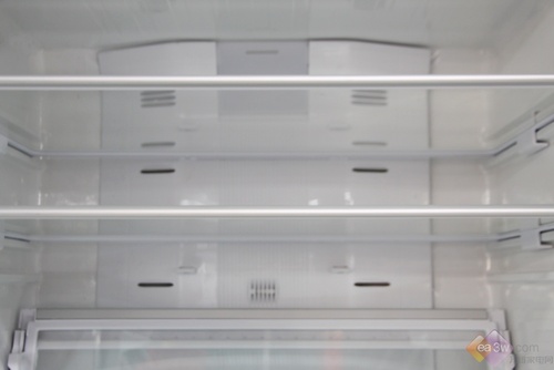 这款海尔多开门冰箱还配有透明式果蔬盒，通过折叠式设计可以更有效的对食物进行持久保鲜。针对不同的食物种类，进行了科学化的分区设计，对那些有刺激异味、气体的果蔬进行单独存放。
