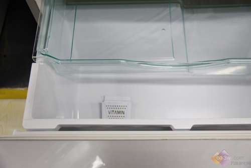 这款海尔多门冰箱同样采用了无极变频技术，高效的压缩机可以更加有效地提高使用功效，并且带来更加节能静音的效果。