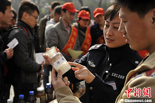 郑州禁毒宣传进高校 毒品"现身说法(组图)