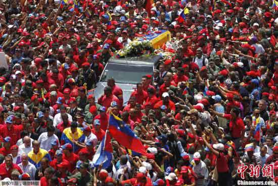 当地时间3月6日，委内瑞拉首都加拉加斯，汽车载着查韦斯的灵柩，缓缓通过加拉加斯街道。数万民众在街头向“总司令”查韦斯告别，查韦斯的灵柩将被运到首都的军事学院。