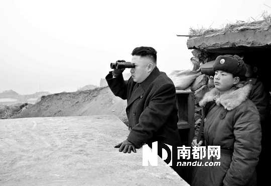 3月7日，朝鲜最高领导人金正恩视察西南前线最南端的两个守岛部队时用望远镜向南方一侧远眺。