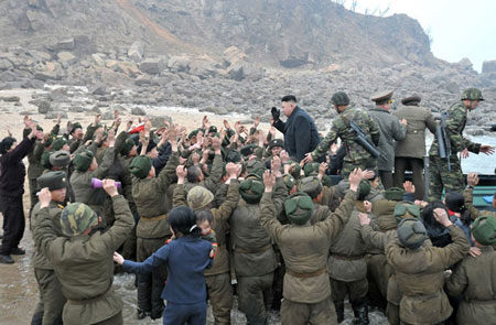 7日，朝鲜最高领导人金正恩视察朝鲜西南前线部队，前线军人欢呼雀跃。（ 图片来源：朝鲜《劳动新闻》）
