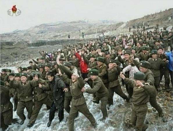 3月7日，朝鲜，守岛士兵跳入海中迎接金正恩视察。