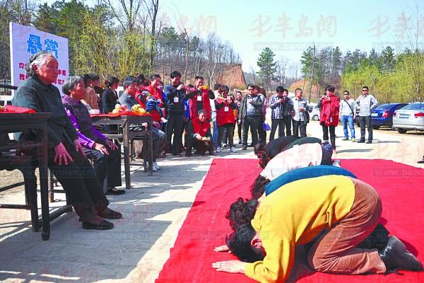 一風景區立懸賞牌給父母磕頭全家免門票