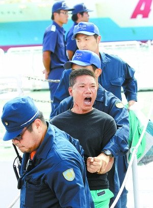 今年8月，被日方扣留的首批香港“保钓”人士从日本海上保安厅船只上下岸。