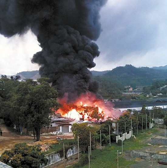 油库爆炸事故图片