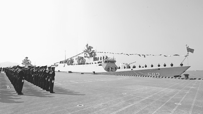 图为蚌埠舰入列命名授旗仪式在浙江舟山举行。