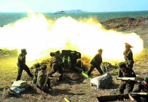 朝鲜劳动党机关报《劳动新闻》昨日公布朝鲜炮兵部队实弹射击演习的照片。