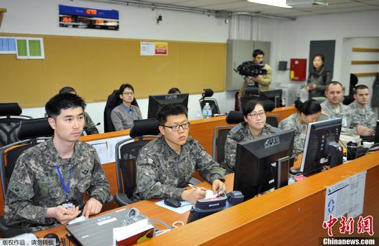 当地时间3月15日，韩美“关键决断”军演持续，两国士兵在位于首尔龙山地区的兵营内开展电脑模拟演习。
