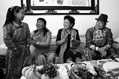 2007年8月11日，时任全国政协副主席、中央统战部部长的刘延东（右二）在内蒙古鄂尔多斯市看望当地干部群众 资料照片