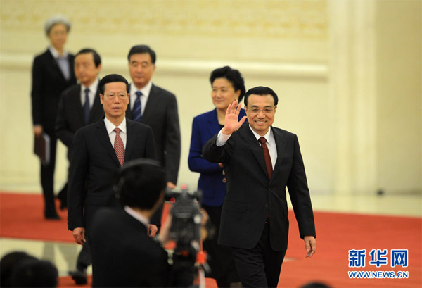 3月17日，国务院总理李克强和副总理张高丽、刘延东、汪洋、马凯在北京人民大会堂与中外记者见面，并回答记者提问。新华社记者王鹏摄
