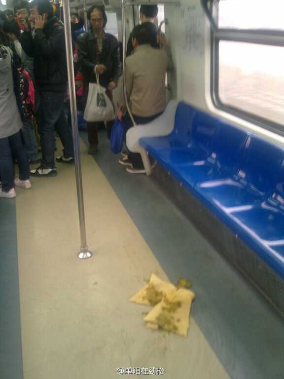 北京地铁现"排泄物 整车厢无人落座(图)