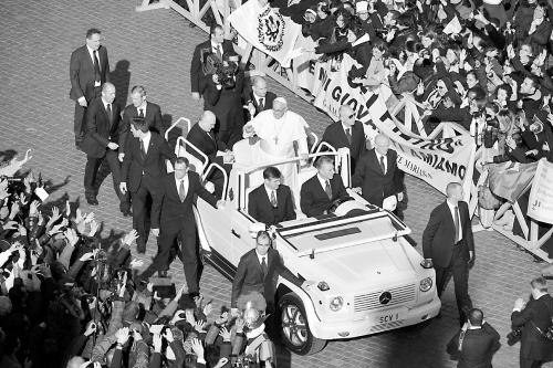 19日登基典礼上，新教皇乘车经过圣彼得广场。