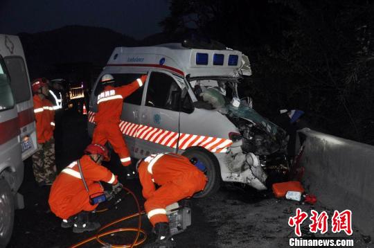 20日6时许，贵州省贵毕高等级公路修文县境内下半沟大桥发生一起救护车与货车相撞事故，造成3人死亡4人受伤。图为救援现场。　王荣磊　摄